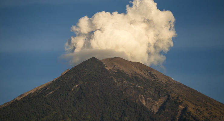 На Бали началось повторное извержение вулкана