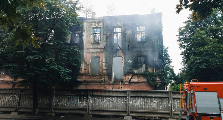 В Киеве на Подоле горел старинный дом Вернипороха