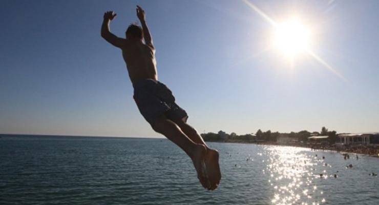 В Бердянске 17-летний парень погиб, прыгнув с дамбы в море
