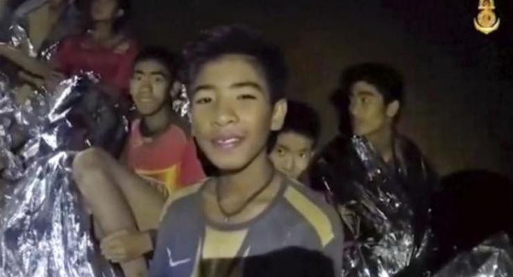 Детей, застрявших в таиландской пещере, учат подводному плаванию