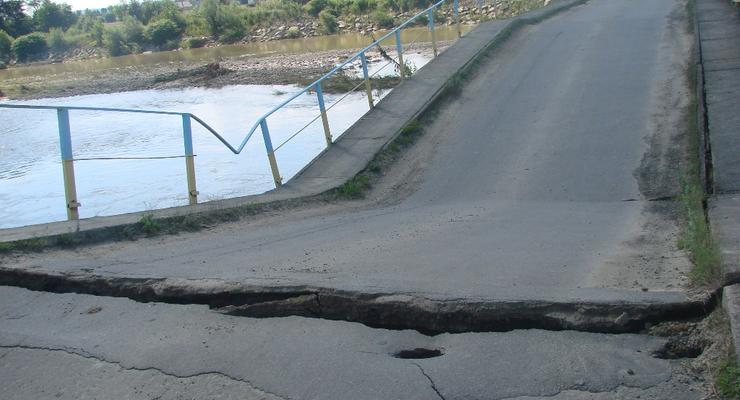 В Прикарпатье обрушился мост через приток реки Лимница