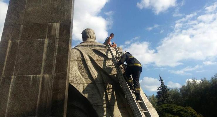 Полтавские спасатели сняли ребенка с 6-метрового памятника