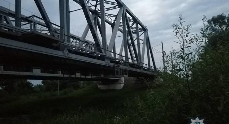 Под Киевом 15-летний мальчик погиб, делая селфи на мосту
