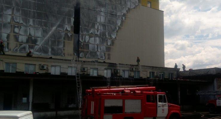 На Борщаговке в Киеве горит комбинат