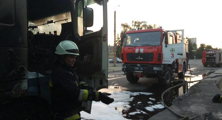 В Днепре загорелся грузовик с пьяным водителем