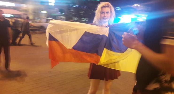 На Майдане активист отобрал у девушки российский флаг