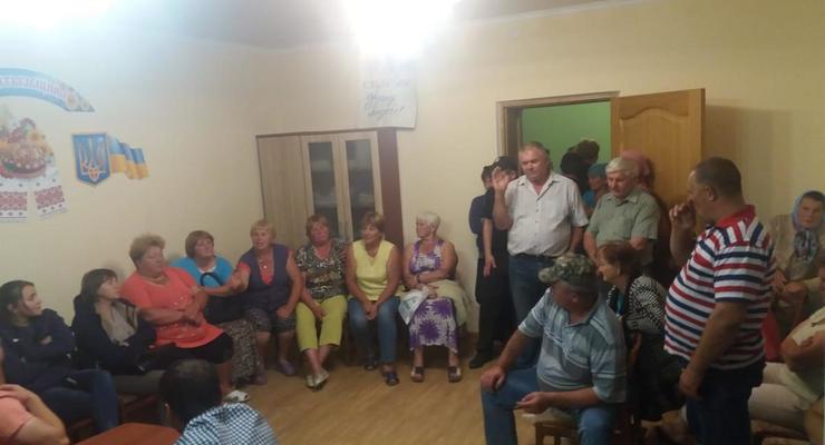 Селяне 12 часов блокировали депутатов в сельсовете Черновецкой области