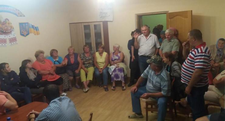 В Черновицкой области депутатов 12 часов удерживали в сессионном зале