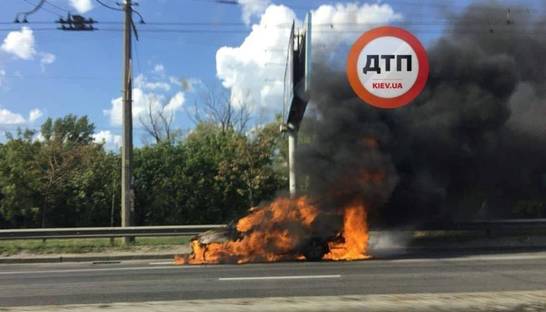 В Киеве сгорел автомобиль