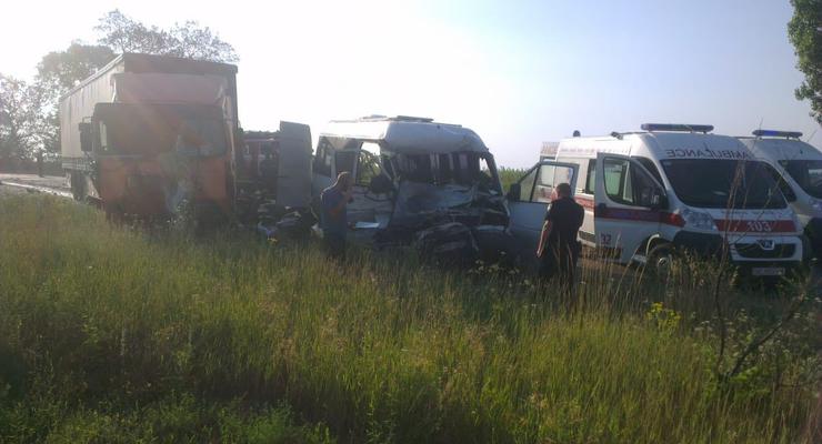 Под Днепром микроавтобус столкнулся с грузовиком, есть погибшая