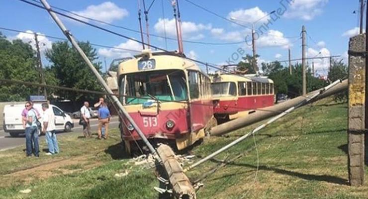 В Харькове трамвай вылетел с рельсов и сбил два столба