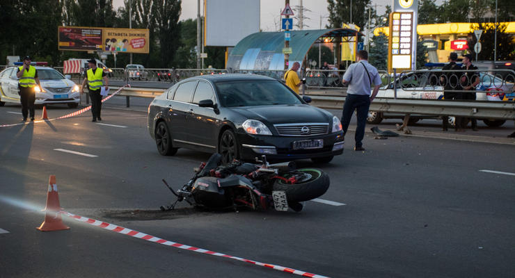 В Киеве мотоциклист устроил тройное ДТП с полицейским Prius и еще одним мотоциклом