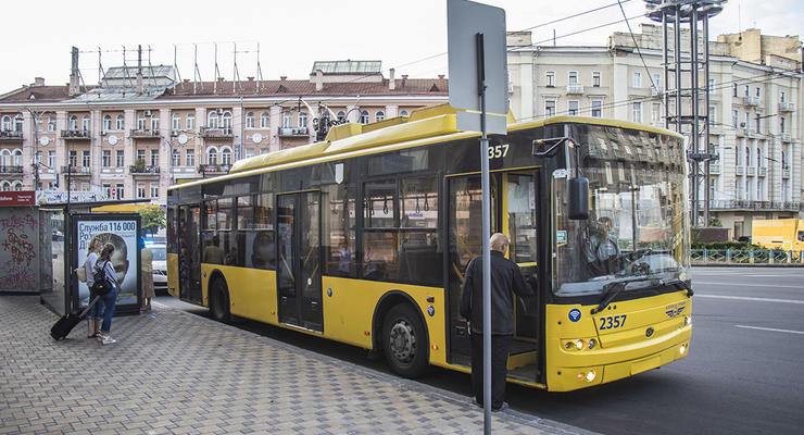 В Киеве очередной экстремал упал с крыши тролейбуса: вызвали скорую