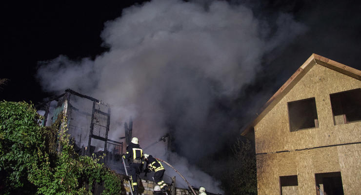 В Киеве сгорел дотла двухэтажный дом