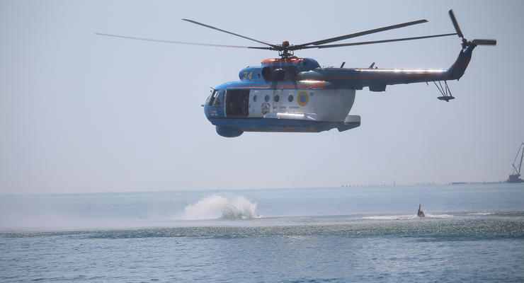Пограничники отработали прыжки с вертолета в море без парашюта