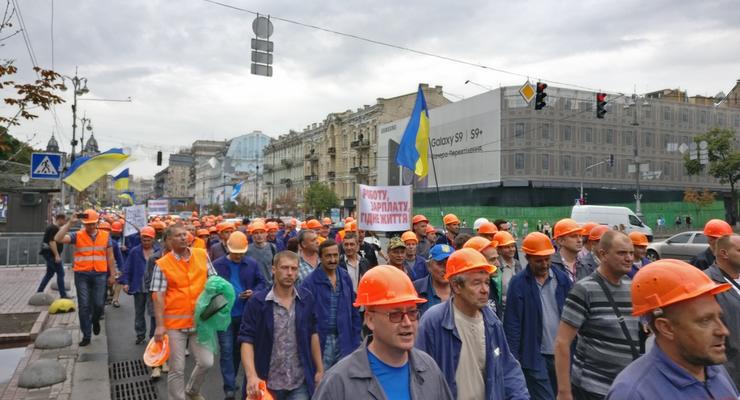 В центре Киева тысячи протестующих шагают к Кабмину
