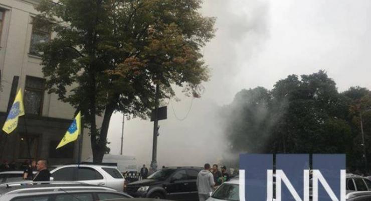 Под Радой  на протесте евроблях подожгли дымовые шашки