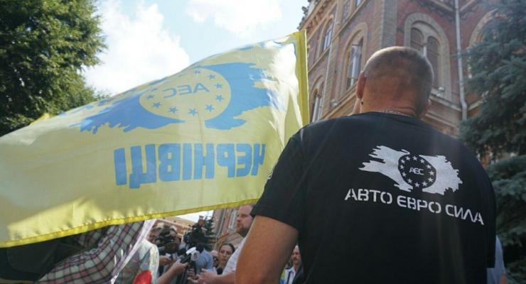 В Черновцах владельцы евроблях пикетируют ОГА