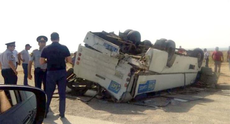 В Баку столкнулись автобус и грузовик, есть жертвы