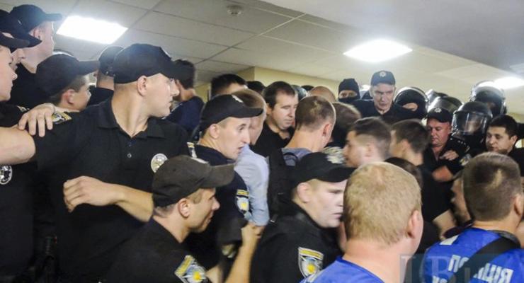В Киевраду пытались ворваться протестующие против цен на проезд