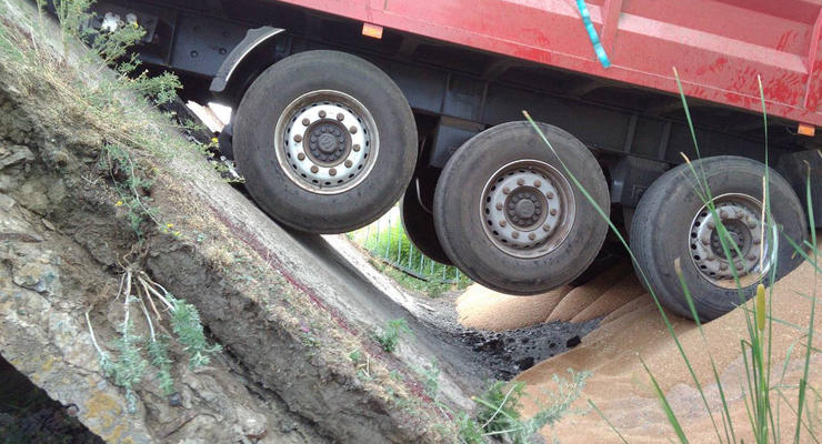 Под грузовиком обвалился мост в Днепропетровской области