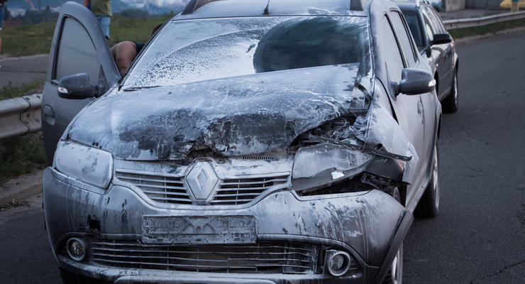 В Киеве на Северном мосту из-за ДТП сгорел автомобиль