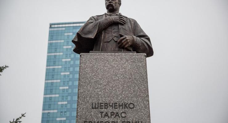 Во Львовской области вандал украл голову у памятника и сел на три года