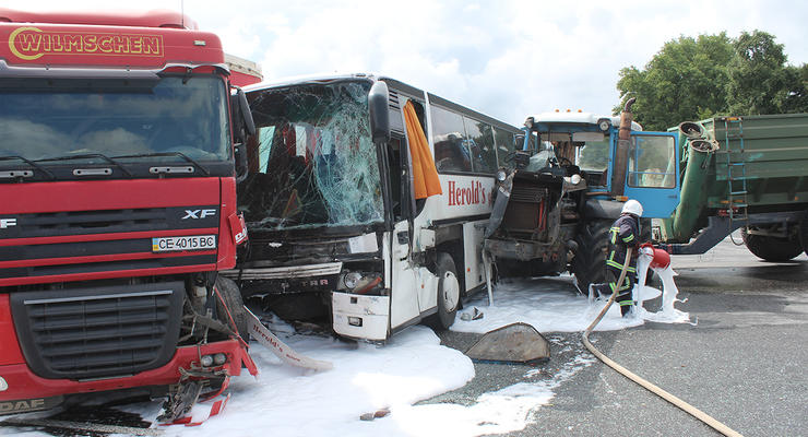 Масштабное ДТП под Хмельницким: столкнулись автобус, грузовик и трактор