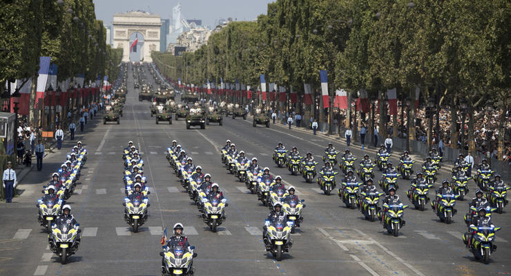На параде в Париже столкнулись полицейские на мотоциклах