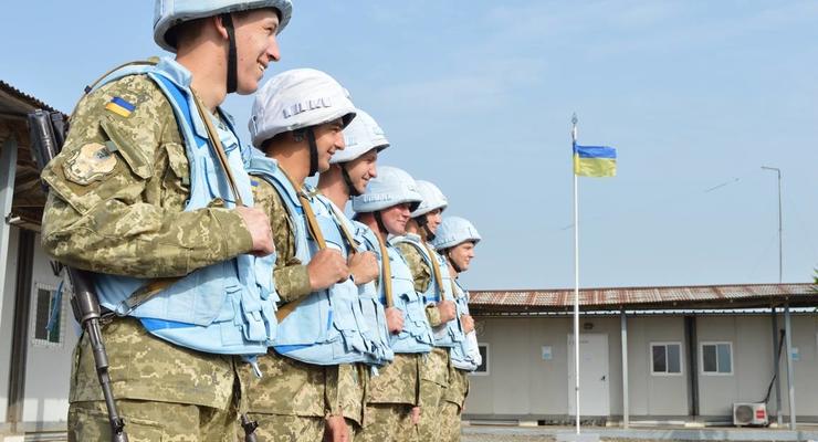 В Украине поздравляют миротворцев и ждут миссию на Донбассе