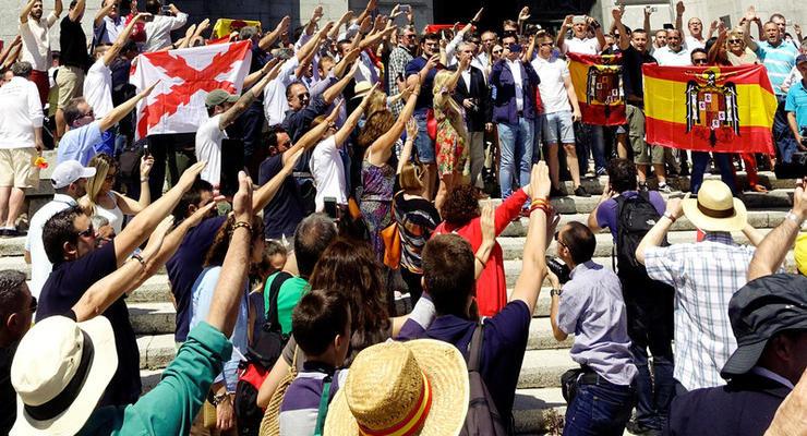 В Испании правые протестовали против выноса останков Франко из мавзолея