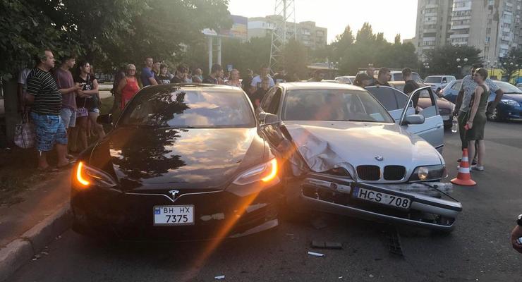 В Одессе школьник угнал папин BMW и устроил ДТП с Tesla