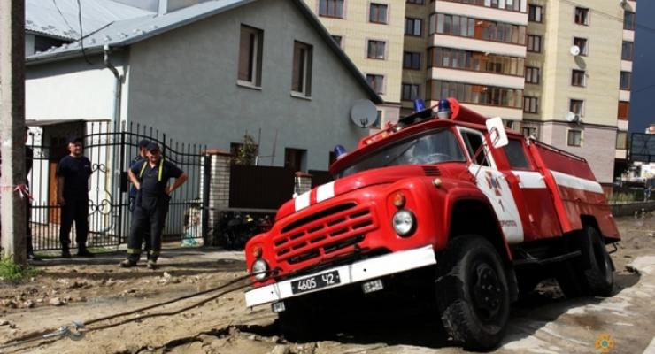 В Тернополе просел асфальт: провалились пожарные, ехавшие на вызов