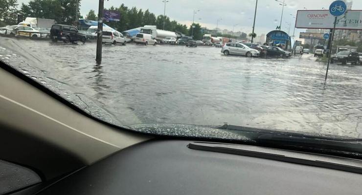 В Киеве сильный дождь затопил дорогу