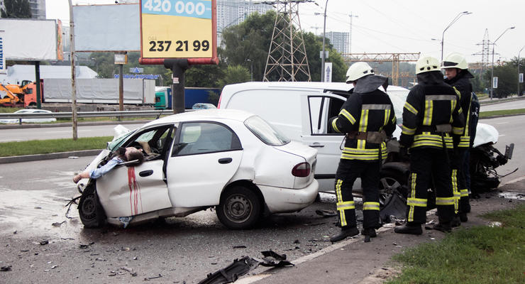 В Киеве столкнулись Daewoo и Mercedes: двое погибли, двое госпитализированы