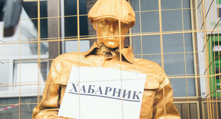 В Киеве под НАПК посадили "памятник" взяточнику