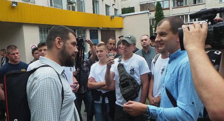 В Киеве возле суда произошел конфликт между журналистом Громадського и С14