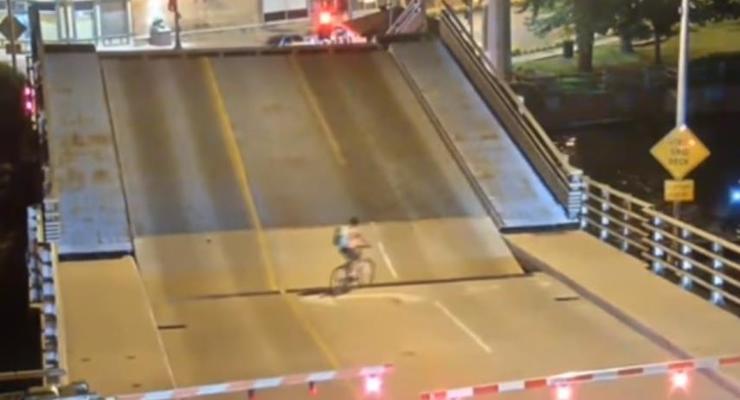 В США велосипедистку чудом не раздавил мост