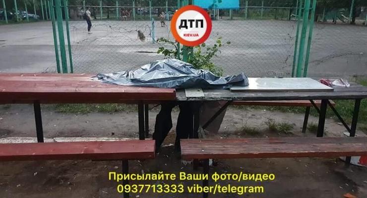 В Киеве на скамейке внезапно умер человек