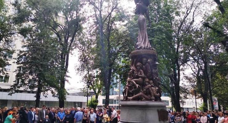 Тут небольшие "ашипки": В Харькове открыли памятник Людмиле Гурченко