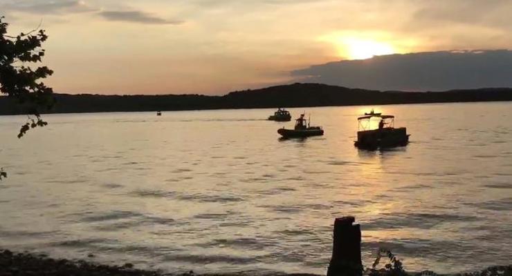 В США 11 человек погибли при опрокидывании лодки на озере
