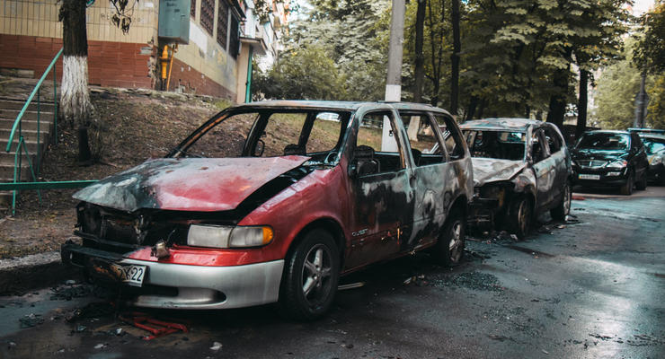 В Киеве ночью одновременно сгорели две машины одного владельца