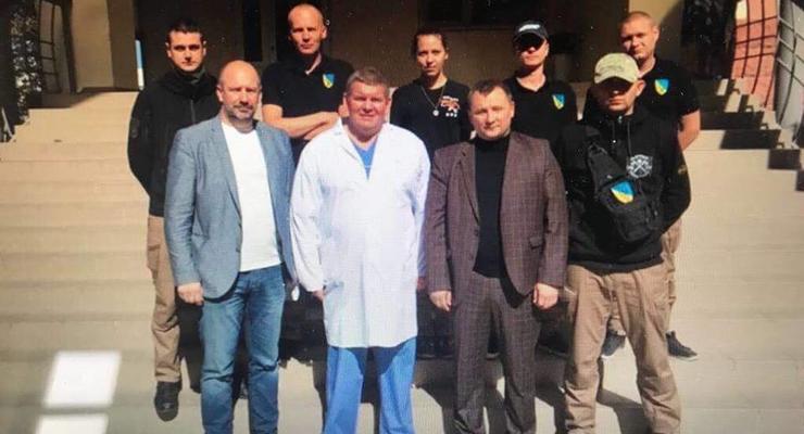 Неизвестные пытаются захватить приемную Одесского медицинского университета