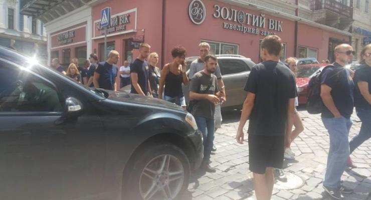 В Черновцах протестовали против ЛГБТ-фестиваля: перекрыли дорогу