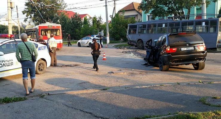 В Ивано-Франковске джип разбился о припаркованный троллейбус