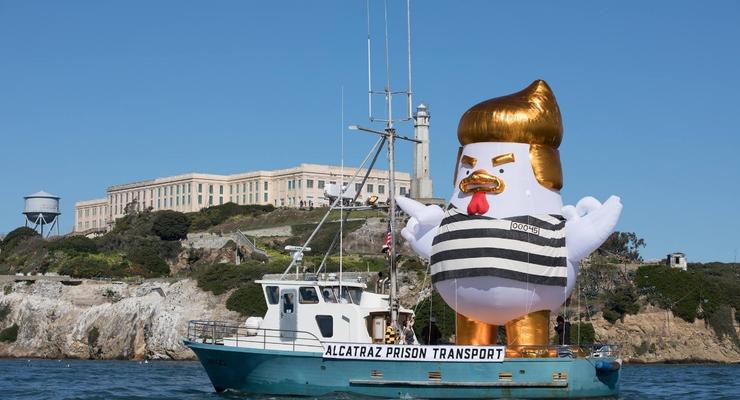 В США отправили в плавание фигуру Трампа-цыпленка