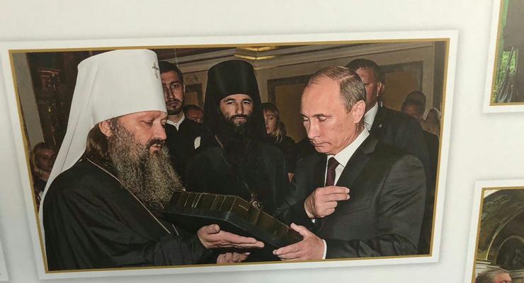 В Киево-Печерской лавре на выставке заметили фото Путина