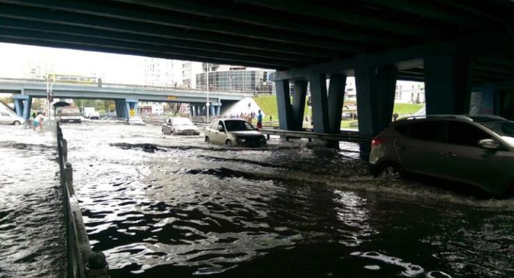 Ливни в Киеве: машины на Левобережной плавают в воде