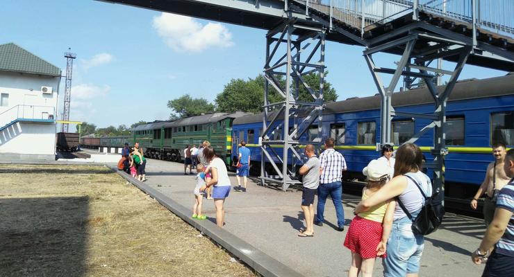 В Запорожской области локомотив врезался в пассажирский состав