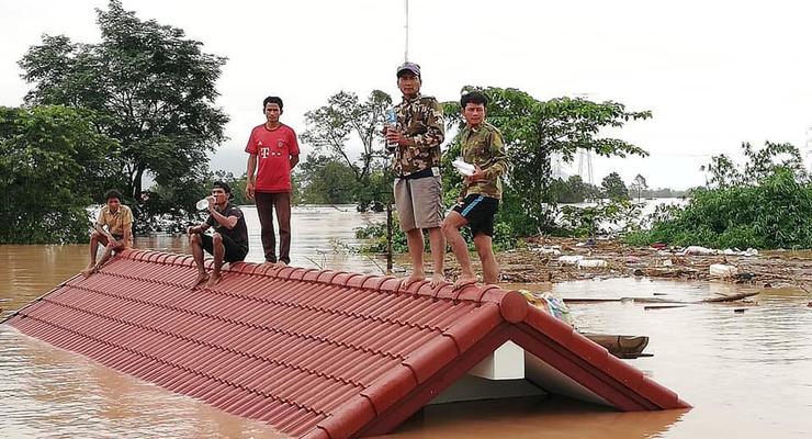 В Лаосе прорвало дамбу, сотни людей смыло потоком